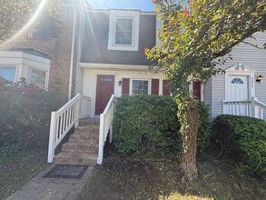 Building Photo - Virginia Beach Townhouse