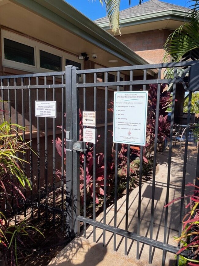 Building Photo - Gorgeous like new Premier condo in S. Kihe...