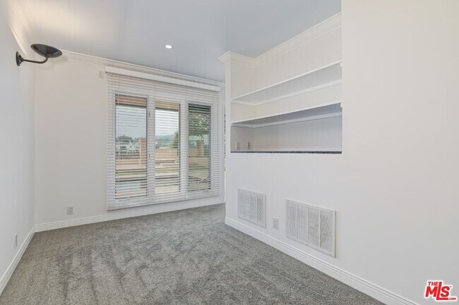 Building Photo - 401 Alma Real Dr