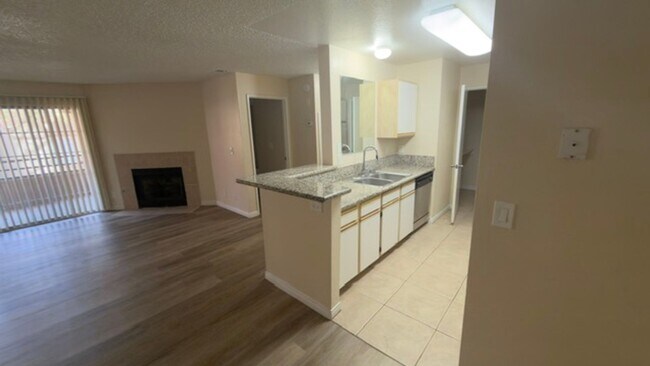 Building Photo - 2 Bedroom Condo!