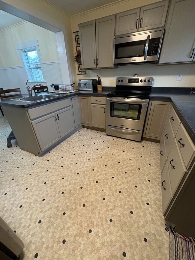 Building Photo - Charming 2 Bedroom Single-Family Home with Garage in Tomah