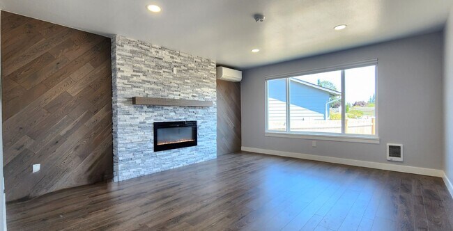 Building Photo - 3 Bedroom Home in North Marysville - $500 ...
