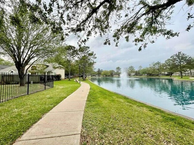 Building Photo - 2526 Lake Dale Ln