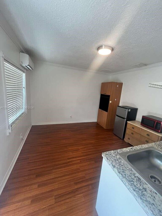 Building Photo - 919 N 19th Ave