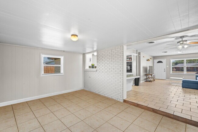 Building Photo - Charming 3/2/1 with Large Backyard