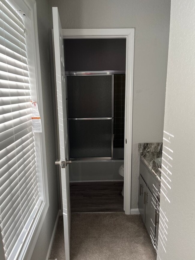 Building Photo - 2 bedrooms and 1.5 bathrooms