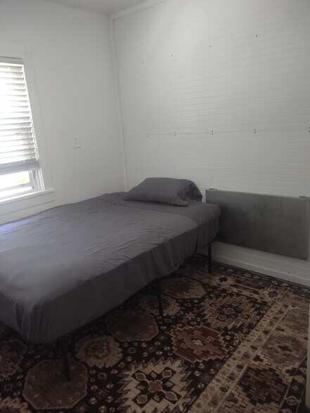 SMALL ROOM $500 - 1450 Elk Valley Rd
