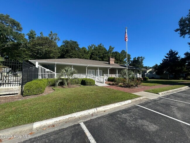 Building Photo - 1800 Eastwood Rd