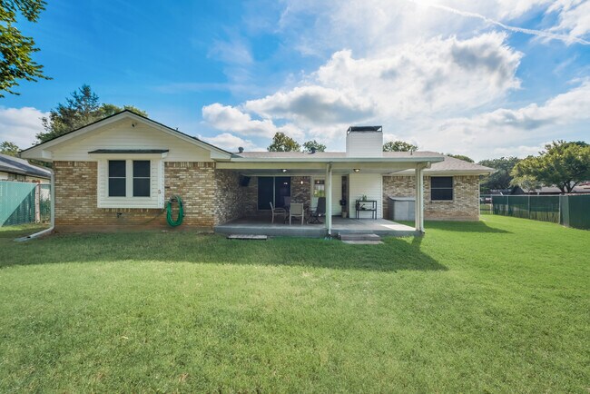 Building Photo - 1006 Walnut Pl