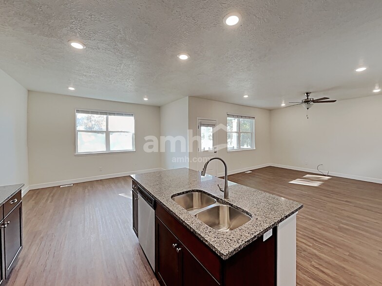 Building Photo - 2992 E S Village Dr