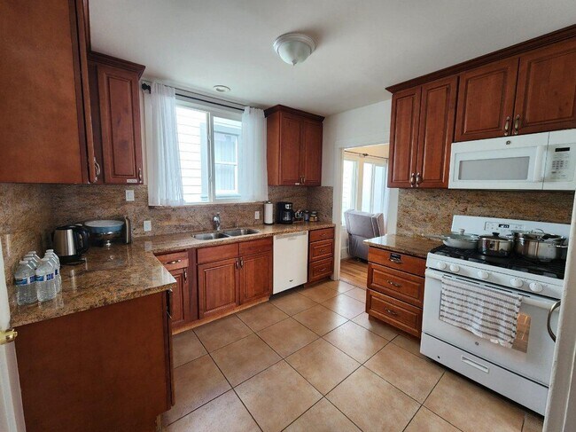 Building Photo - 2231 16th Ave