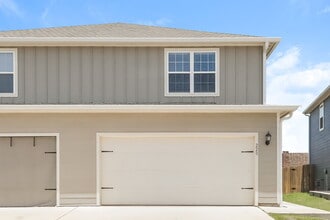 Building Photo - 220 Marsh Ln
