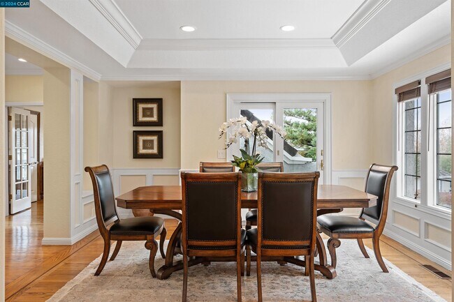 Building Photo - 3040 Stonegate Dr