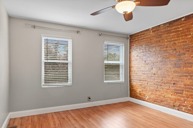 Building Photo - 1524 E Clement St