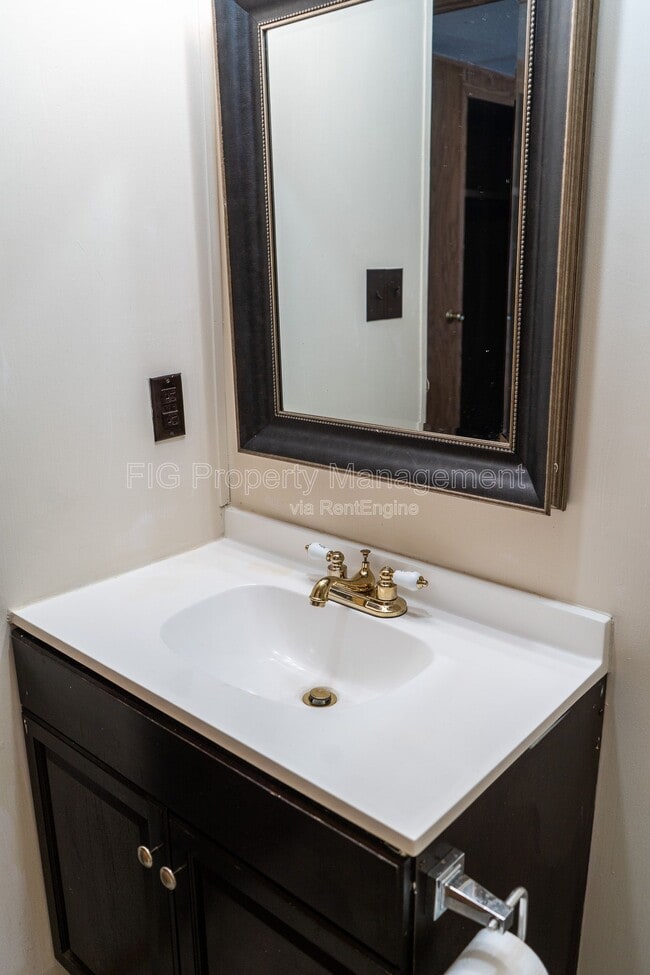 Building Photo - 805 Hillvale Rd