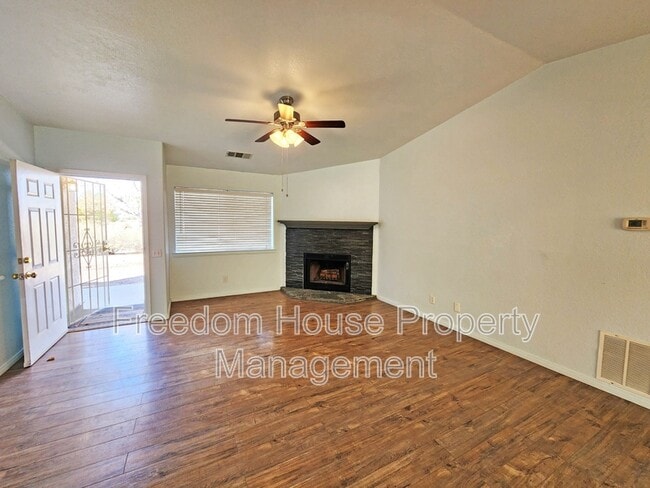 Building Photo - 2341 Yakima Ave