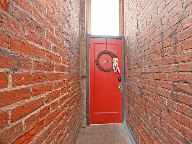 Building Photo - 118 E Liberty St