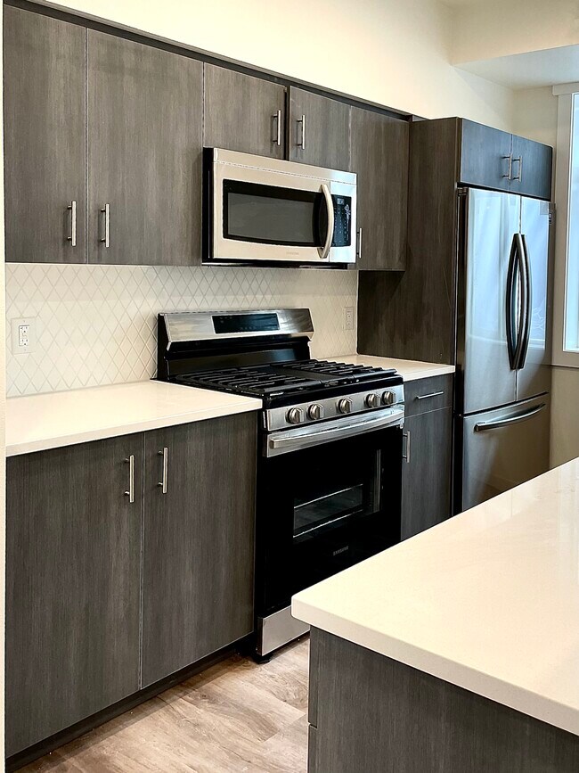 Kitchen - Stainless Steel Appliances - 2511 N Hamilton St