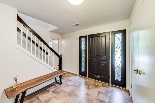 Building Photo - 3 bedroom/2 bath Light Filled Home Located in a Quiet Cul-de-Sac