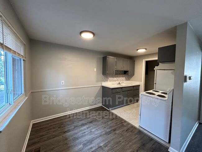 Building Photo - 1850 John Glenn Rd