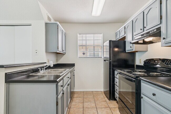 Building Photo - 2BR/1BA Townhome, Broadway & Alma School