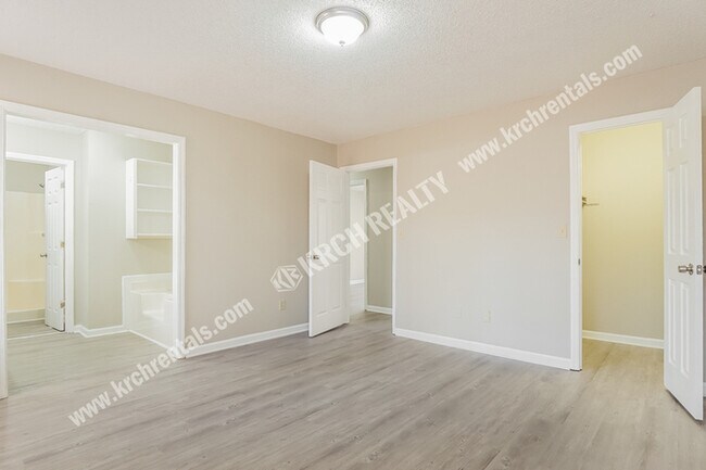 Building Photo - 3-Bed Home with Fireplace