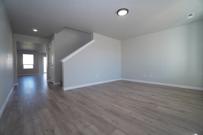 Building Photo - 1218 W Bass River Dr