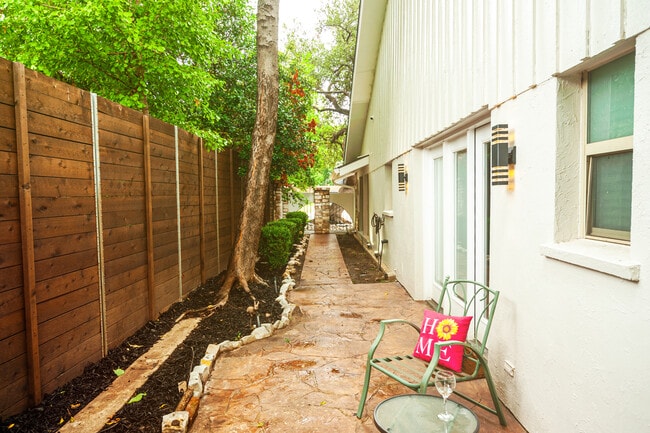 Building Photo - 6940 Brookshire Dr