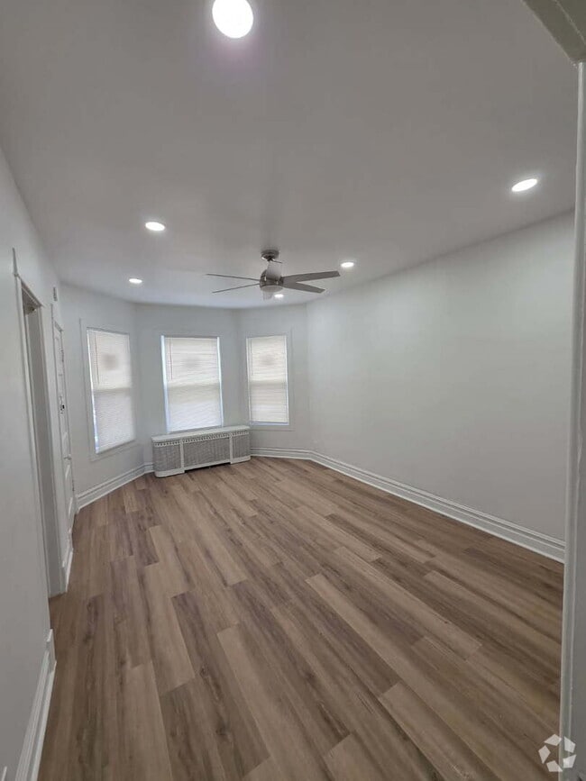 Building Photo - 3745 W Diversey Ave