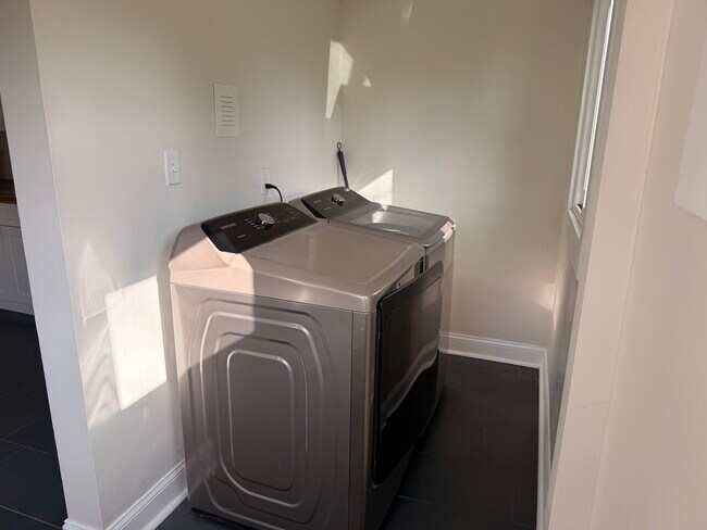 Building Photo - 822 Radford Pl