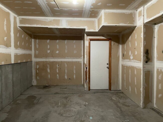 Building Photo - 3-Bedroom 1.5 Bath Twin-Home