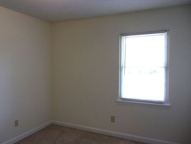 Building Photo - 3 Bedroom 1 Bath Home off Heckle Blvd