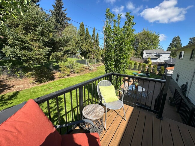 Building Photo - Luxury Furnished Rental in Milwaukie