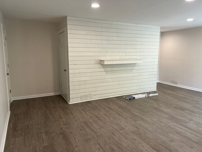 Building Photo - Beautiful Home, Mid-Island in Yacht Cove!