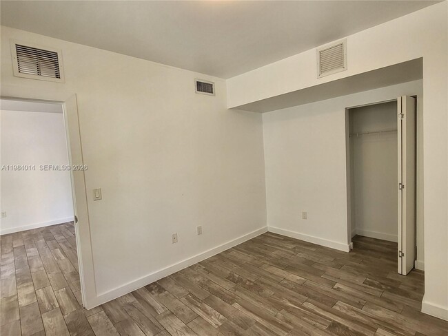 Building Photo - 557 Michigan Ave