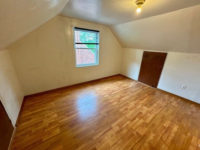 Building Photo - Charming 4 Bed 1.5 Bath house with BRAND NEW KITCHEN!!!
