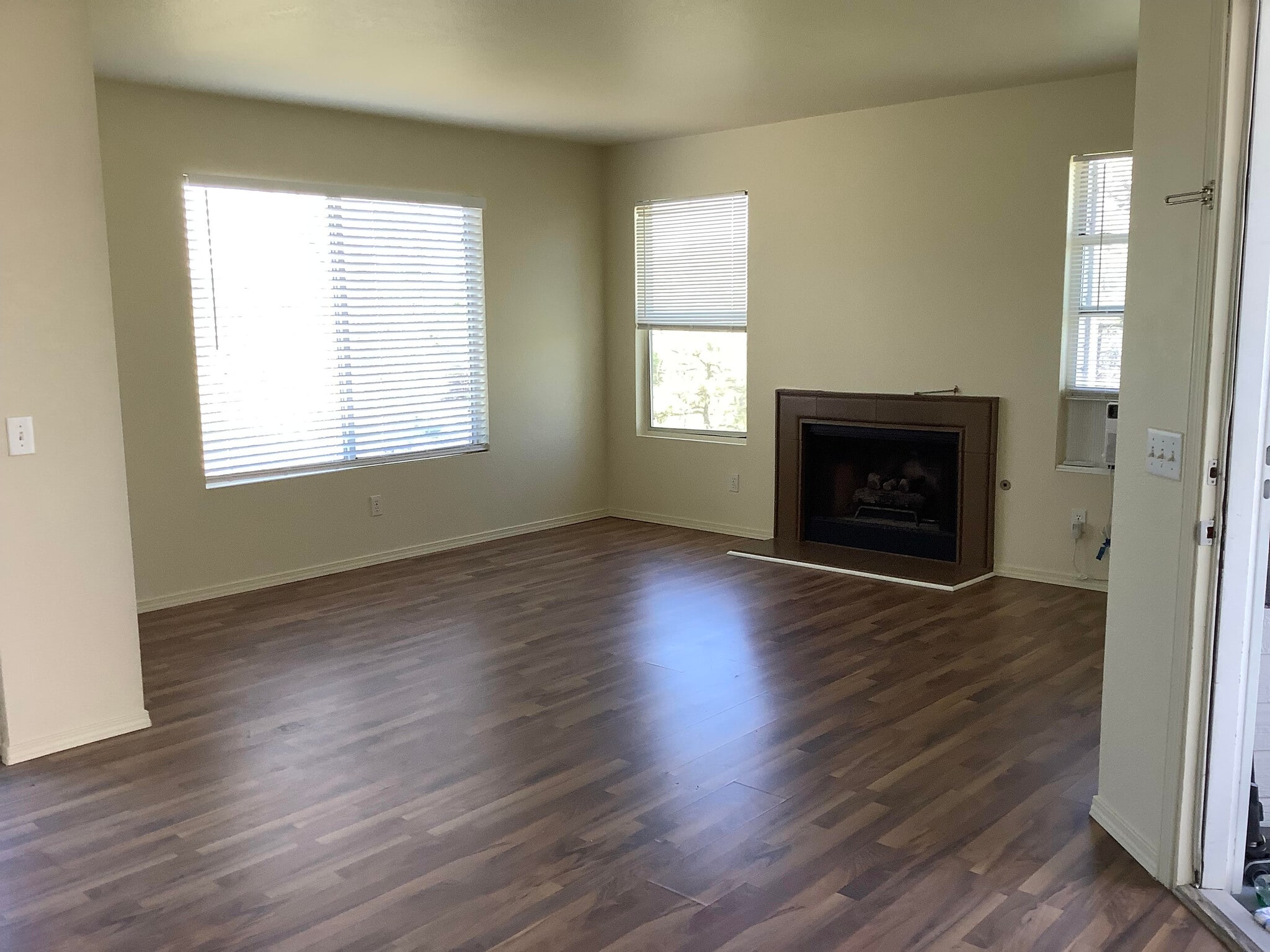 Building Photo - 604 N Bagby Dr