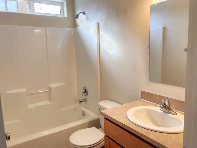 Building Photo - 1030 Alturas Dr