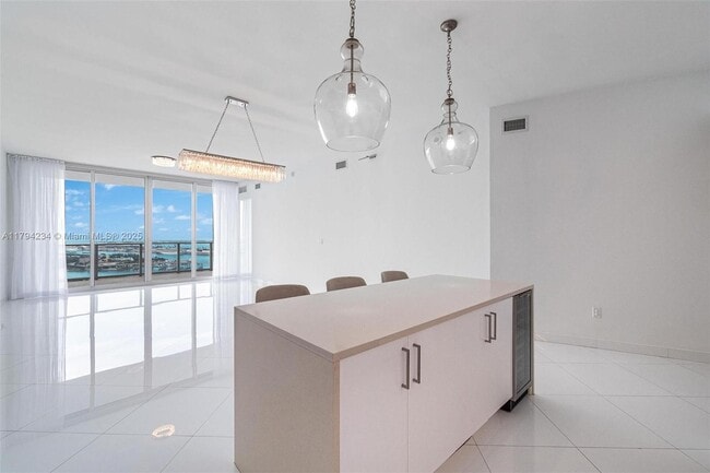 Building Photo - 2020 N Bayshore Dr