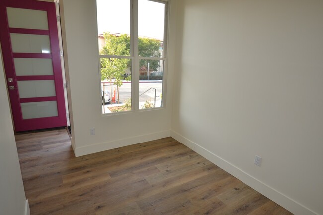 Building Photo - Modern 3BD/2.5BA in La Jolla! Private Doub...