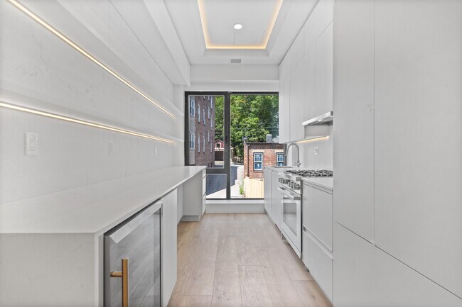 Building Photo - 1572 Beacon St