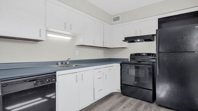 Building Photo - 2405 Belcher Dr