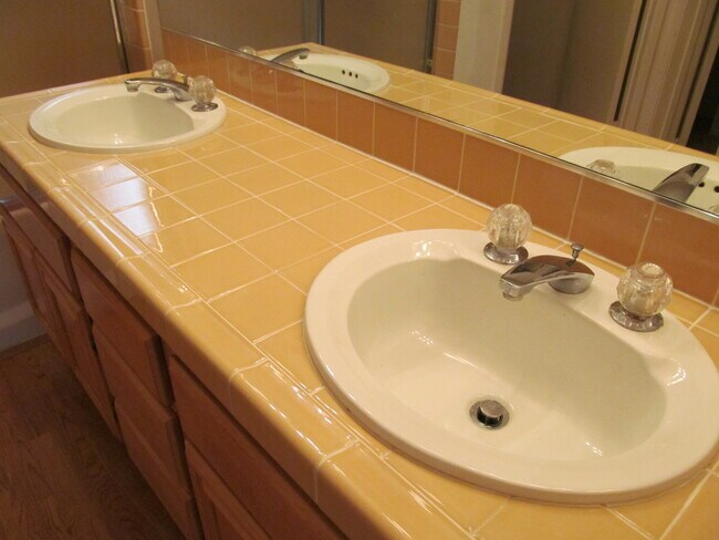 Building Photo - Andria of UTC Townhome with Attached Garag...