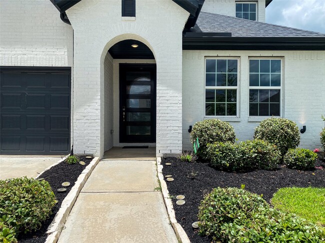 Building Photo - 10011 Serenity Grv Dr
