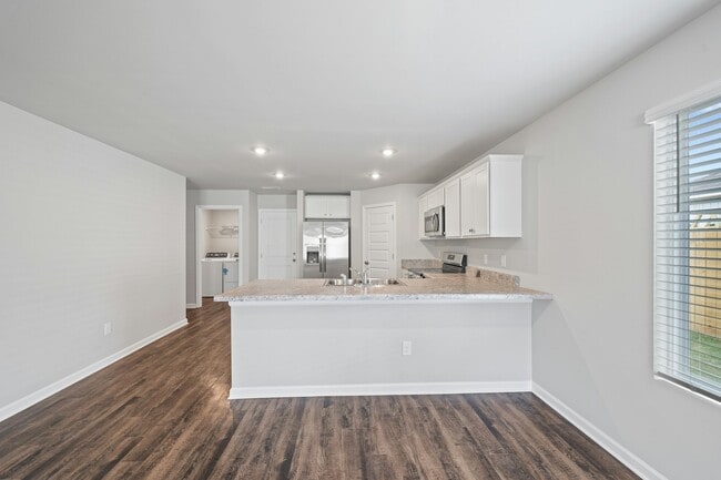 Building Photo - 209 Clear Creek Dr