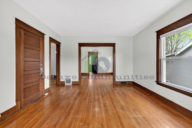 Building Photo - Beautiful Two Bedroom Lower Unit! Available NOW!!