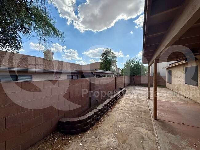 Building Photo - 3025 W Country Ranch Dr