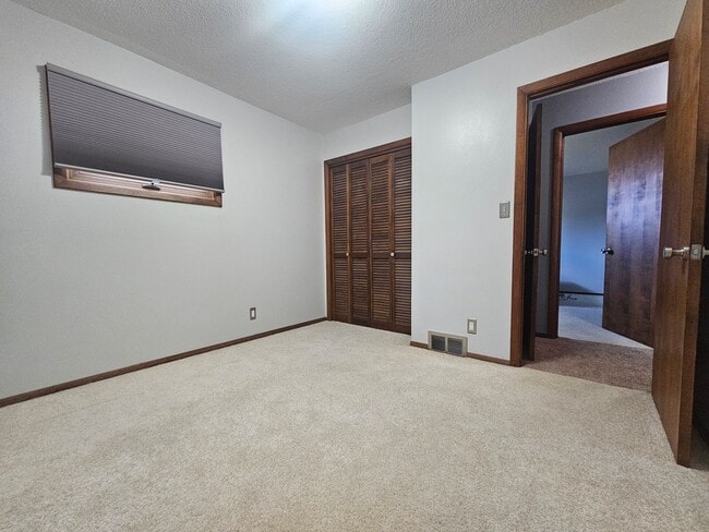 Building Photo - 2 Bedroom 2 Bath Corner Lot, In Small Town Fairfax