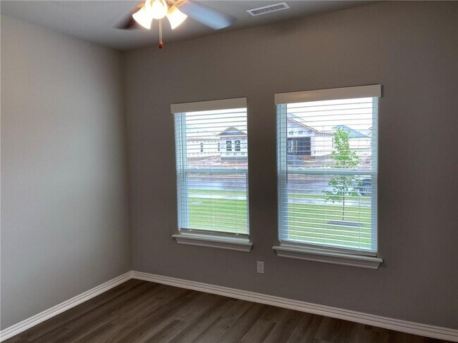 Building Photo - 221 Williams ct