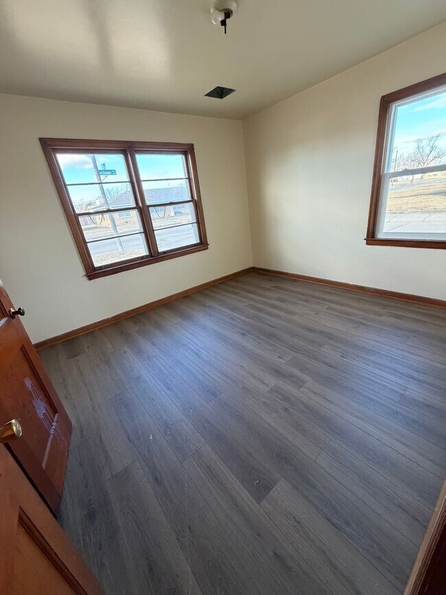 Building Photo - 1102-1104 Eisenhower